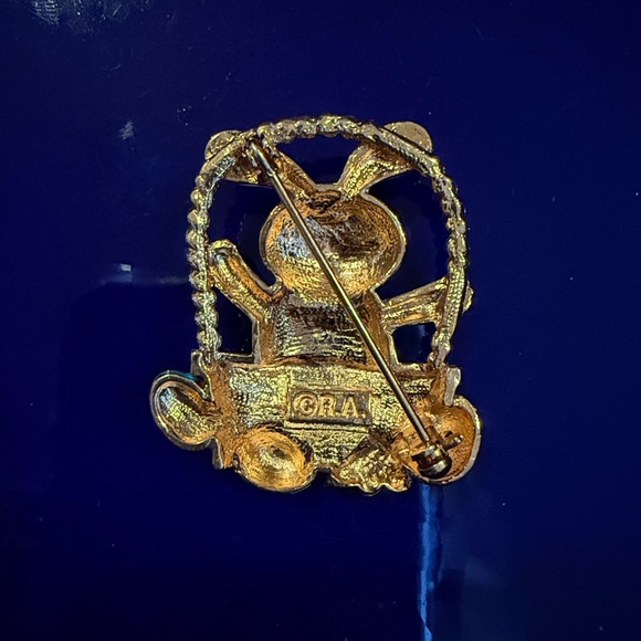 Vintage O.R.A. Brooch Easter Bunny Basket - Gold and Multicolor - Picture 3 of 4